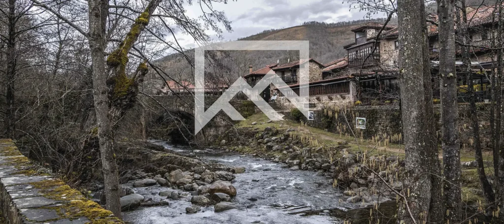 Río y casas en Bárcena Mayor