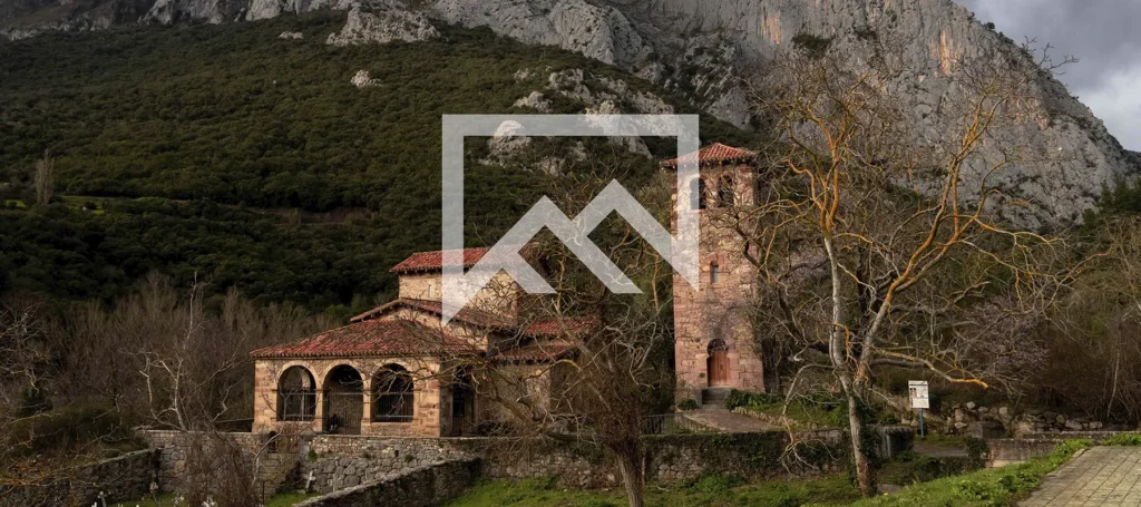 Edificación antigua en naturaleza en Liébana