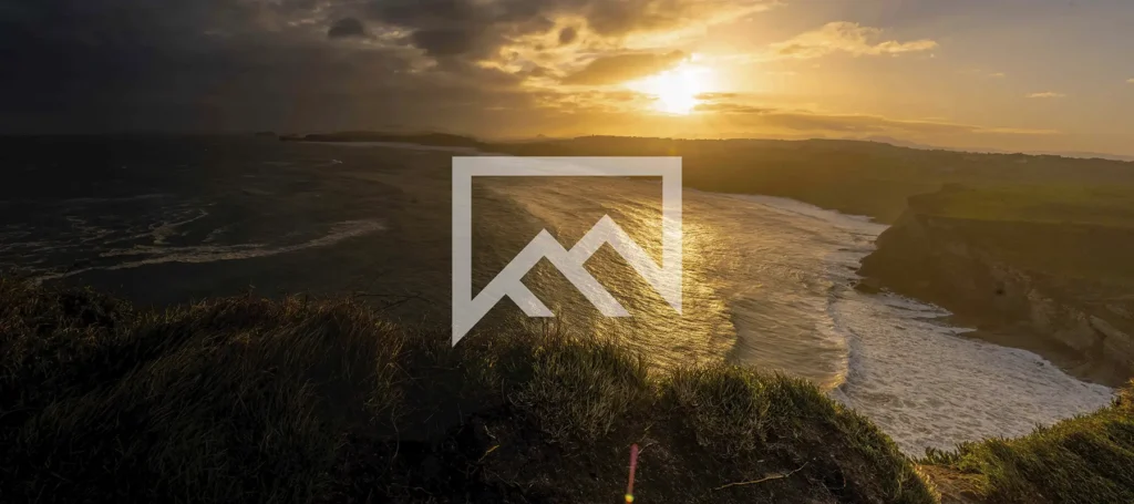 Panorámica del atardecer de Punta Ballota en Suances