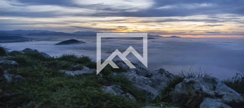 Montaña por encima de nubes en Piélagos