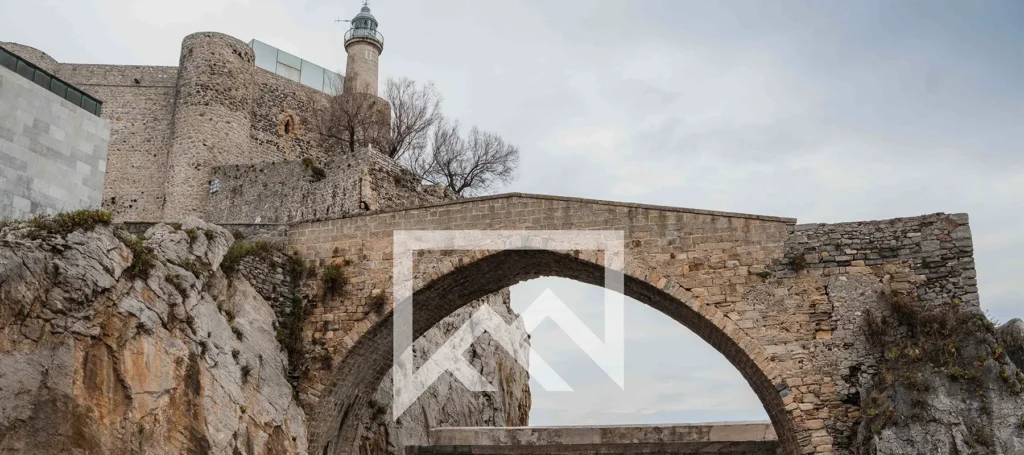 Puente y faro Castro urdiales - Costa Oriental