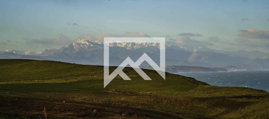 Punta Ballota en Suances con picos de Europa de fondo
