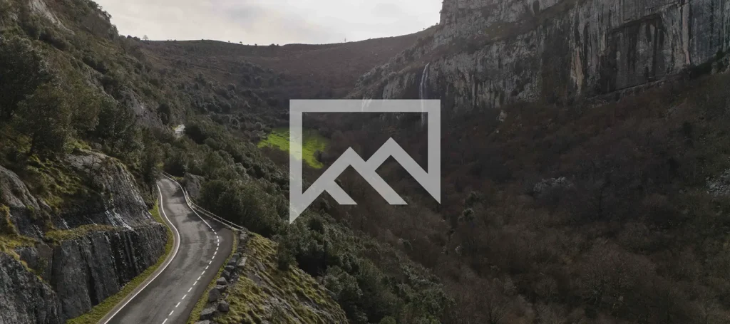 Carretera que cruza el Valle del Asón