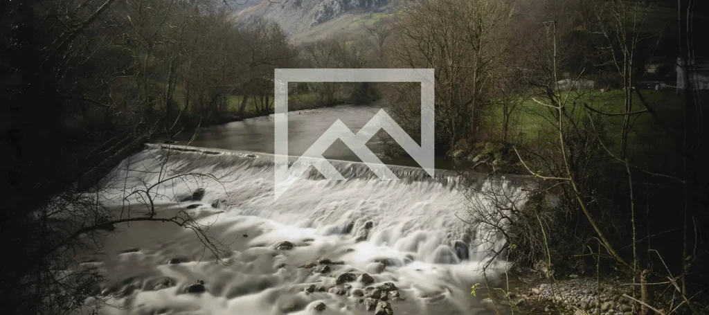 Río con pequeña cascada en Valle del Asón