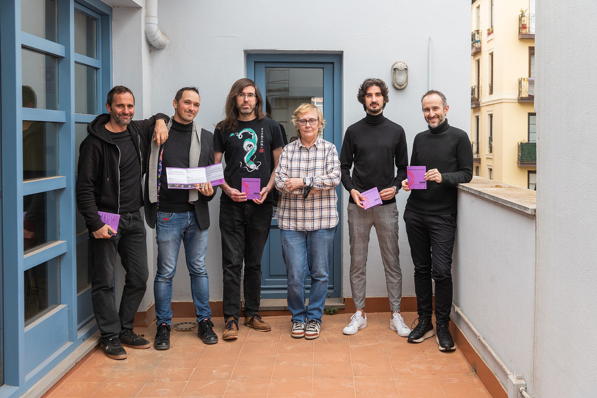 cinco hombres y una mujer posan con el folleto de Cantabria en corto 2023