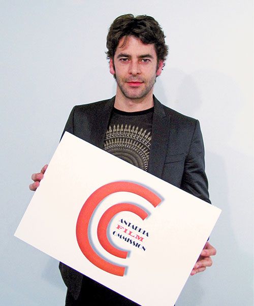 Eduardo Noriega con el cartel de Cantabria Film Commission